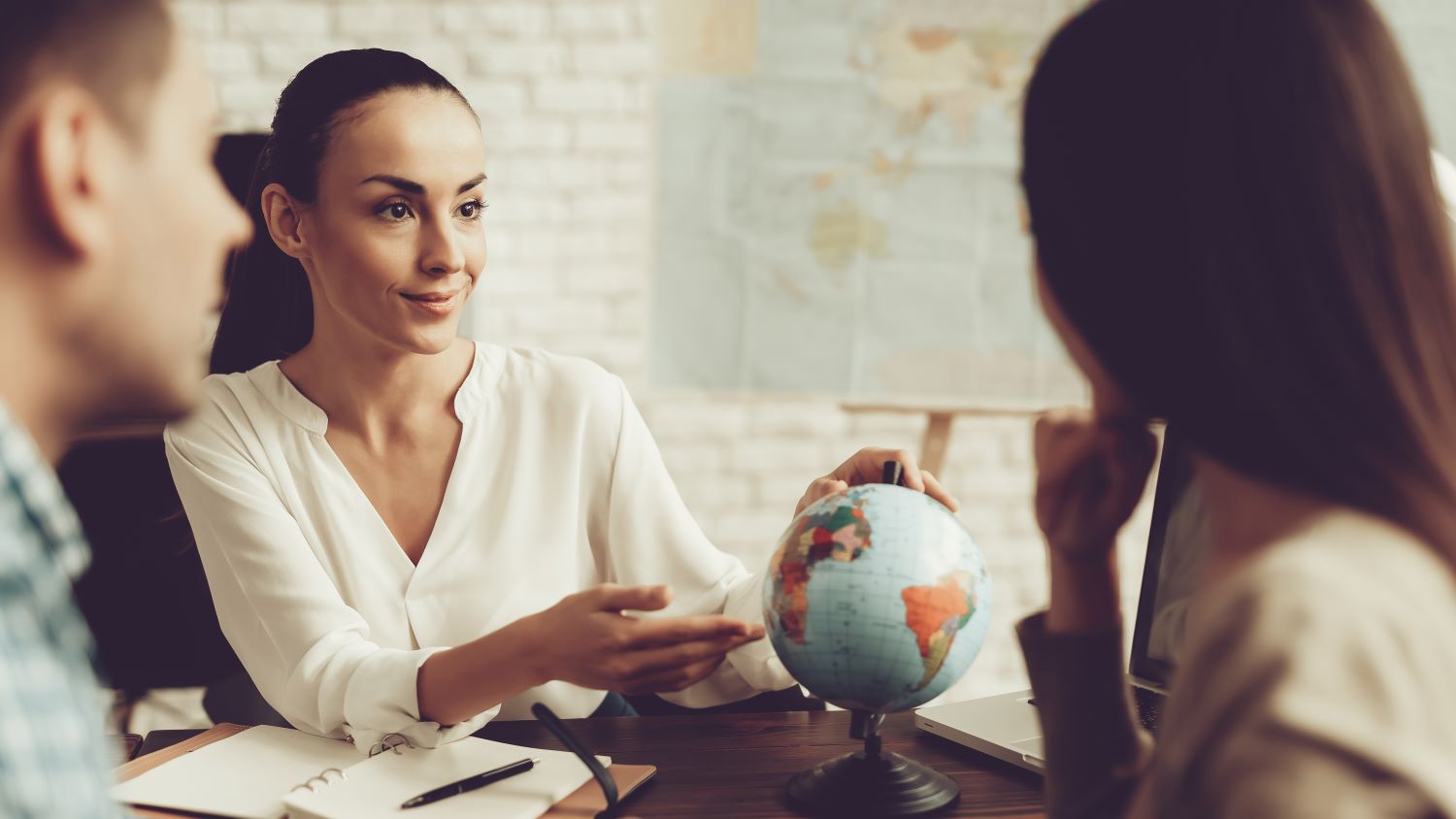 How to Upsell Travel Packages Like a Pro: A Guide for Travel Agents